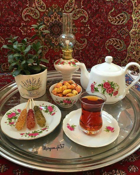 Traditional Persian afternoon tea Kurdish Tea, Nowruz Table, Iranian Culture, Persian Tea, Afghan Food Recipes, Iranian Food, Turkish Tea, Persian Culture, Moroccan Food