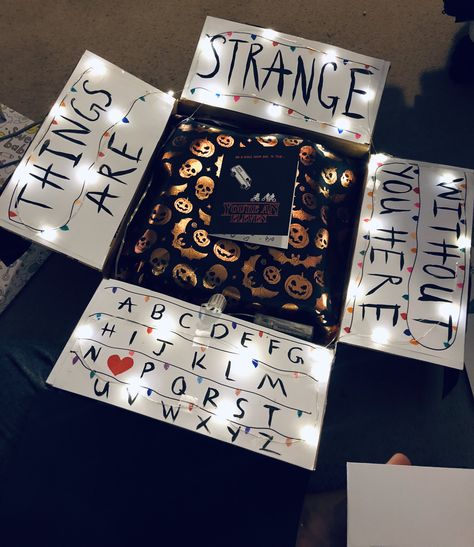 Stranger Things Care Package, Stranger Things Gift Ideas Diy, Stranger Things Gift Basket, Stranger Things Promposal, Stranger Things Diy Gifts, Stranger Things Valentines Boxes, Stranger Things Birthday Ideas, Stranger Things Manualidades, Manualidades Stranger Things