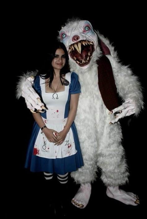 Alice and one very scary rabbit cosplay White Rabbit Costumes, Strašidelný Halloween, Rabbit Cosplay, Rabbit Halloween, Easy College Halloween Costumes, Creepy Halloween Costumes, Halloween Parejas, Mascaras Halloween, Best Friend Halloween Costumes