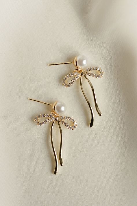 Rumor has is that 2024 is the year of BOWS! These super cute, dangly bow pearl stud earrings will be the HIT of any party. Includes two gold or silver-plated CZ sparkly dangly bow charms 6mm 14k gold-filled or sterling silver, hypoallergenic pearl studs Festive Outfits, Delicate Gold Jewelry, Everyday Wear Jewelry, Fabric Jewellery, Butterfly Bow, Jewelry Wardrobe, Bow Jewelry, Classy Jewelry, Accessories Ideas