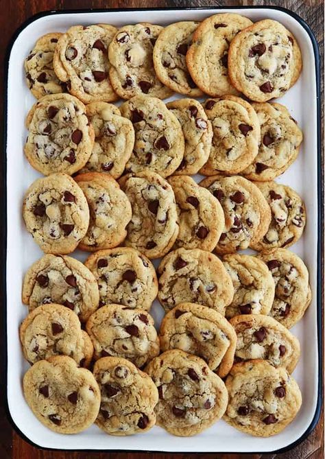 Recette des cookies moelleux américains (cookies aux pépites de chocolat) : étape par étape, conseils et astuces pour des cookies parfaits et inratables, plus des idées de variantes! Ces biscuits maison sont magnifiques pour le goûter et le petit déjeuner. Parfumés à la vanille, faciles et rapides! :) via @lacculinaire Flat Cookies, Biscuits Noel, American Chocolate Chip Cookies, Cookie Healthy, Biscuits And Cookies, Cookie Parfait, Red Lobster Biscuits, Cookies Light, Recipe Cookies