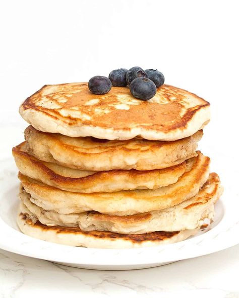 Oat Flour Pancakes (Vegan And GF) - The Daily Dish Oat Pancakes Vegan, Creative Pancake Recipes, Wheat Flour Pancakes, Oat Flour Pancakes, Low Fat Vegan Recipes, Vegan Blueberry Muffins, Dairy Free Pancakes, Vegan Pancake Recipes, Pancakes Vegan