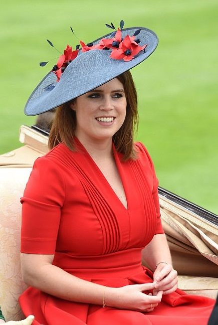 Princess Eugenie in a bright red dress, and stylish black and red hat, at Royal Ascot 2017. Bright Red Dress, Emma Watson Style, Met Gala Dresses, Duchess Of York, Elegant Hats, Princess Eugenie, Princesa Diana, Royal Ascot, Gala Dresses