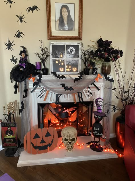 Halloween Decorations Fireplace With Tv, Fireplace Halloween Decorations, Mantel Halloween Decor, Halloween Decorated Fireplace, Halloween Mantle Ideas Fireplaces, Halloween Fireplace Decor With Tv, Fireplace Halloween Decor, Halloween Fireplace Decor Mantles, Halloween Mantle Decor With Tv