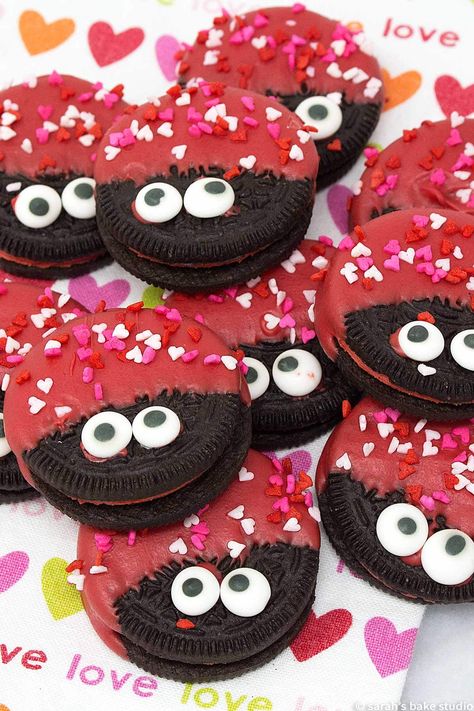 Love Bug Oreo Cookies - delish Hot & Spicy Cinnamon Oreos dressed to impress for Valentine's Day. Valentines Snacks, Healthy Valentines, Valentines Baking, Valentine's Day Crafts, Valentinstag Party, Valentine Desserts, Valentines Day Desserts, Valentines Day Food, Valentines Day Cookies