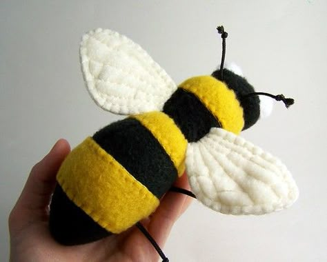 Bumble Bee Craft, Bee Hive Craft, Felt Craft Projects, Rabbit Soft Toy, Insects Theme, Felt Crafts Patterns, Felt Crafts Christmas, Cute Sewing Projects, Felt Crafts Diy