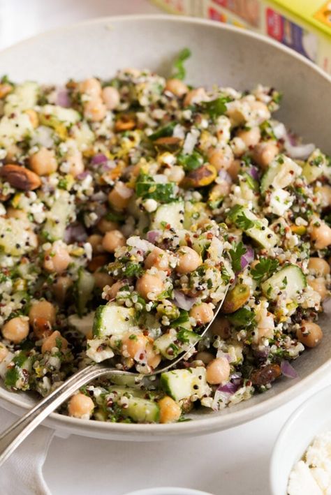 Jennifer Aniston Quinoa Salad (Famous Viral Recipe!) - Wellness by Kay Jennifer Aniston Salad, Jennifer Aniston Salad Recipe, Quinoa Dishes, Crunchy Salad, Chickpea Salad, Chopped Salad, Quinoa Salad, How To Cook Quinoa, Healthy Salads