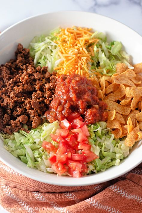 This Fritos Taco Salad is a perfect family meal! Fresh lettuce, tomato, and onion combined with seasoned ground beef, cheese, and Fritos corn chips, then tossed with dressing and salsa for a delicious and super easy to make taco salad. #tacosalad #salad #tacos #dinnerrecipe #fritos Fritos Taco Salad, Fritos Salad, Frito Taco Salad, Frito Recipe, Blt Salad Recipe, Taco Salad Doritos, Chili Cheese Fritos, Fritos Corn Chips, Chicken Salad With Grapes