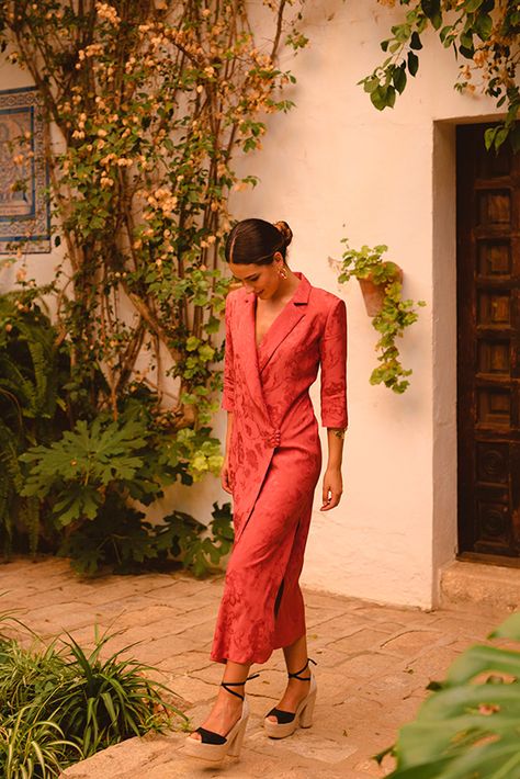 Vestidos lisos y bonitos para invitadas a bodas en 2021 - Foto ?utm_term=Autofeed&utm_campaign=moda&utm_medium=social_media&utm_source=Facebook Chic Midi Dress, Sara Dress, Robes Vintage, Red Midi, Red Midi Dress, Viscose Fabric, Guest Outfit, Mode Inspiration, Look Chic