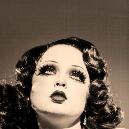 Iconic Vintage Photos, Vintage Actress Aesthetic, Vintage Women Aesthetic, Cool Lighting Reference, Vintage Woman Photography, Burlesque Poses, 20s Photoshoot, Vintage Style Photoshoot, Vintage Inspired Photoshoot