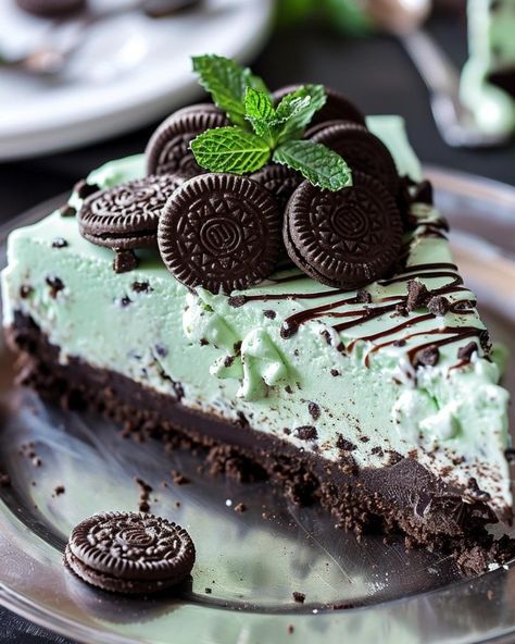 No Bake Oreo Mint Cheesecake, Mint Pie No Bake, Mint Oreo Cheesecake, Mint Pie, Mint Chocolate Cheesecake, Mint Desserts, Triple Chocolate Cheesecake, Mint Cheesecake, No Bake Oreo Cheesecake