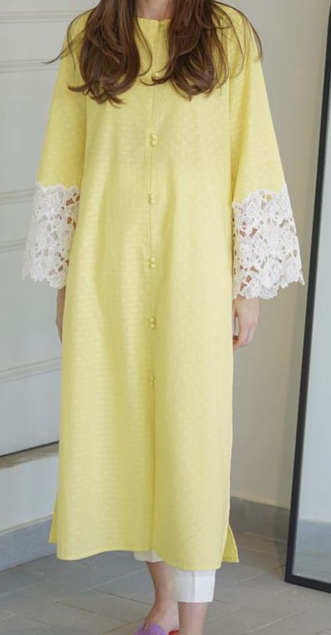 Yellow Dress Combination, Plane Frock Design, Pakistani Dresses Neck Design, Plane Dress Design, Yellow Pakistani Dress, Pakistani Kurta Designs, Simple Dress Casual, Stylish Kurtis Design, Lace Dress Design