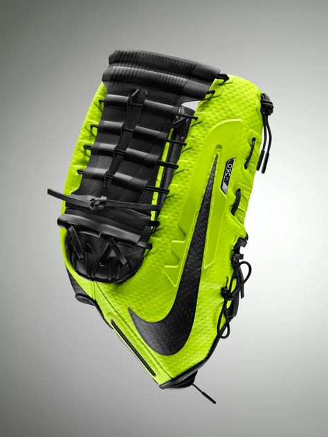 No Love for Leather: Nike's Innovative Vapor 360 Baseball Glove is Here - Sports Illustrated Nike Gloves, Nfl Uniforms, Baseball Gloves, Football Gloves, Baseball Gear, Batting Gloves, No Love, Baseball Cleats, Sports Gloves