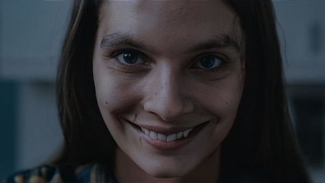 movie scene smile laura Elf Film, Judy Reyes, Kyle Gallner, Caitlin Stasey, Newest Horror Movies, Creepy Smile, Simon Pegg, Ian Mckellen, Naomi Scott