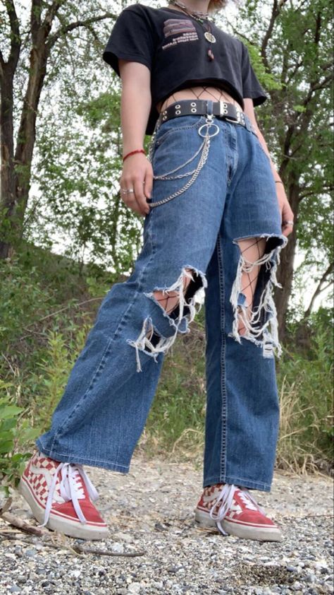 Light Wash Jeans Outfit Alt, Alt Outfits With Blue Jeans, Blue Jeans Grunge Outfit, Non Binary Summer Outfits, Non Binary Outfit Ideas, Ramona Badwolf, Non Binary Outfits, Bi Fashion, Fishnet Outfit