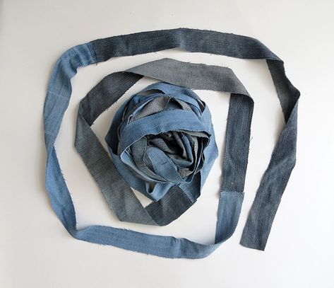 You don’t know what to do with your old jeans? Here is an idea for recycling them: make a woven basket!It’s easy, but it does take some time. It's totally worth it, though, because you'll end up with a nice, stylish weaved basket and, since you only used recycled materials, it'll be completely cost free (which is always a good thing in my opinion). You will need some old denim jeans, a pair of scissors, a sewing machine, and a container to use as a model for your basket (I used a buc… Denim Basket, Weaved Basket, Denim Rug, Belly Basket, Old Sweater, Diy Basket, Sewing Pillows, Dollar Tree Store, Diy Recycle