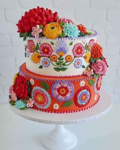 These Cakes By Leslie Vigil Look Like They've Been Decorated With Needle And Thread | Bored Panda Torte Creative, Torte Cupcake, Cake Artist, Mexican Embroidery, Gorgeous Cakes, Fancy Cakes, Buttercream Cake, Cake Creations, Pretty Cakes