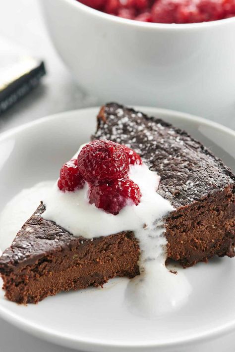 Vegan Flourless Chocolate Cake Recipe - Easy, Gluten Free Healthy Vegan Dessert, Flourless Chocolate Cake Recipe, Cake Gluten Free, Flourless Chocolate Cake, Vegan Baking Recipes, Flourless Cake, Chocolate Cake Recipe Easy, Vegan Cake Recipes, Healthy Vegan Desserts