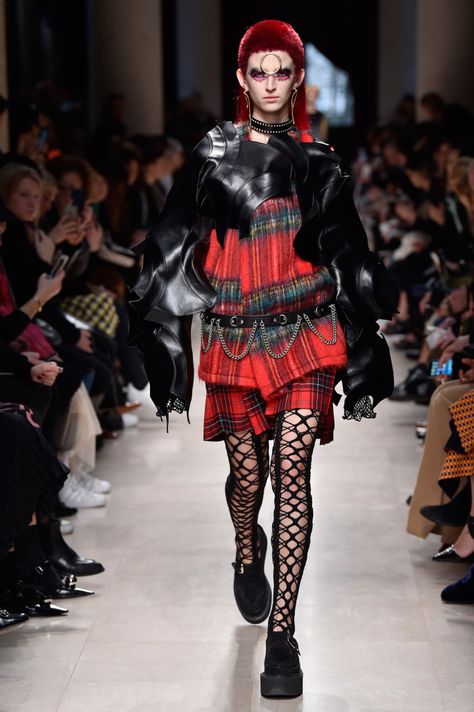 Junya Watanabe RTW Fall 2017 Estilo Punk, Junya Watanabe, April 26, Glam Rock, Fashion Editorial, North Dakota, Dark Fashion, Mode Inspiration, Tim Burton