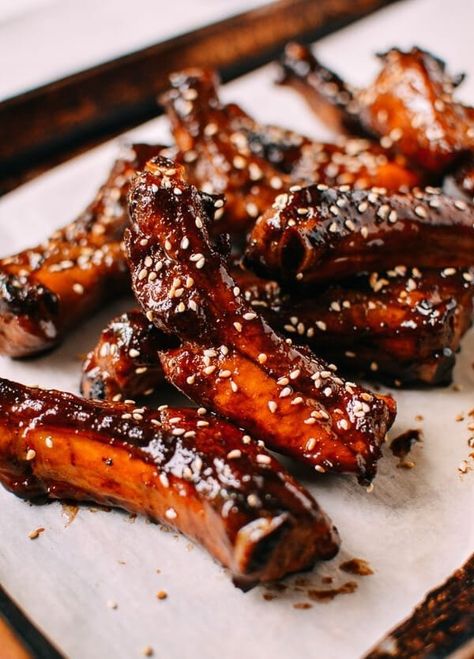 Asian Ribs, Sticky Sesame Chicken, Glazed Ribs, Cooking With Cast Iron, Asian Noodle Dishes, Beef With Broccoli, Wok Recipes, Wok Of Life, How To Cook Ribs