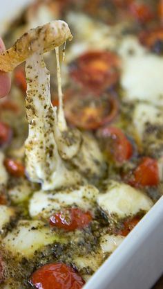 Caprese Dip, Whats Gaby Cooking, Party Platters, Snacks Für Party, Yummy Dips, Party Food Appetizers, Best Appetizers, Appetizer Dips, Hell Yeah