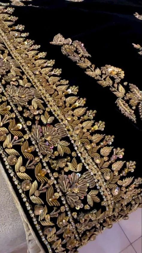 Groom Makeup, Gold Work Embroidery, Dress Bridesmaids, Embroidery Fashion Detail, New Gold Jewellery Designs, Velvet Dress Designs, Hand Beaded Embroidery, Bead Embroidery Tutorial, Couture Embroidery