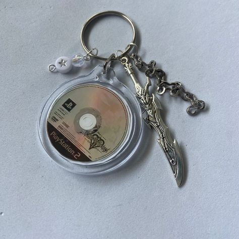 Cool Keychain Ideas, Goth Keychains, Carabiner Keychain Aesthetic, Kingdom Hearts Keychain, Keyring Aesthetic, Cd Keychain, Shrinky Dink Ideas, Acubi Coquette, Internet Angel