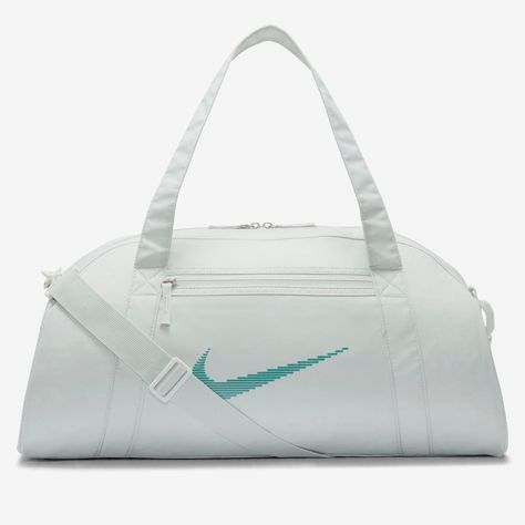 Bolsa Nike Gym Club Feminina-Seja qual for o seu objetivo fitness, deixe esta mochila ser sua companheira. Simples e elegante, a Mala Duffel Nike Gym Club tem espaço para guardar todos os itens essenciais sem o volume de uma m... Nike Sports Bag, Nike Gym Bag, Nike Duffle Bag, Tennis Fits, Mochila Nike, Pit Vipers, Gym Club, Softball Cleats, Art Activities For Toddlers