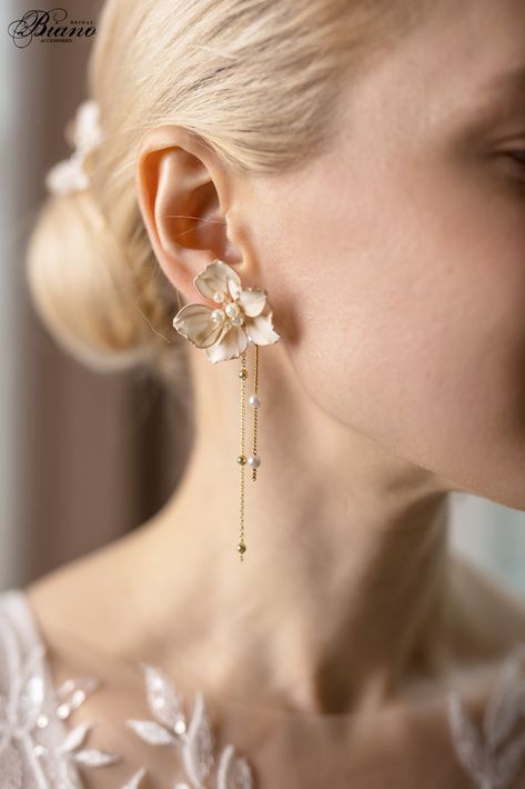 Capture the essence of romance and grace with these exquisite handmade flower and pearl wedding earrings.  Crafted with meticulous attention to detail, these earrings are a perfect choice for brides seeking a touch of timeless beauty on their special day. Each earring features a delicate handmade flower meticulously crafted with love and care. The intricate petals create an enchanting focal point, symbolizing the blossoming love between the couple. DETAILS: - Unique handmade item - Wedding earri White Flower Wedding, Pearl Wedding Earrings, Statement Earrings Wedding, Bridal Statement Earrings, Pearl Bride, Boho Style Earrings, Pearl Earrings Wedding, White Wedding Flowers, Wedding Jewelry Earrings