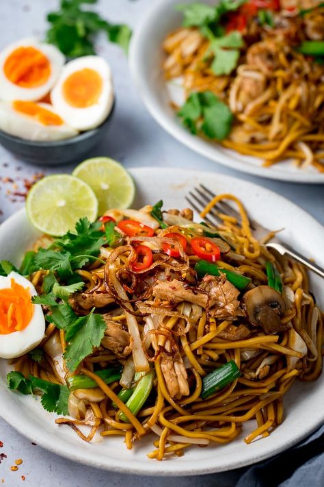 Mee Goreng - Spicy fried noodles with chicken and crispy shallots. So simple and easy to prepare - ready in 20 minutes! #meegoreng #miegoreng #asiannoodles #friednoodles Fried Noodles With Chicken, Spicy Asian Noodles, Mee Goreng, Noodles With Chicken, Kitchen Sanctuary, Vegetarian Oyster Sauce, Kecap Manis, Asian Recipe, Crispy Shallots