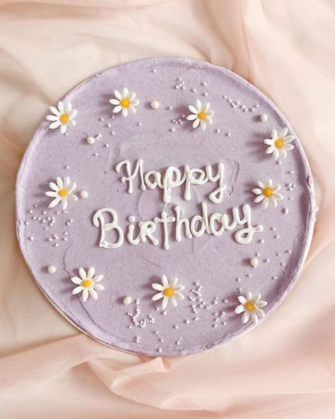 Birthday Cake For 10, Words On Birthday Cake, Simply Birthday Cake Ideas, Tarta Aesthetic, Ideas De Pasteles Aesthetic, 29 Cake Birthday, Birthday Aestethic, Tortas Buttercream, Bolo Buttercream