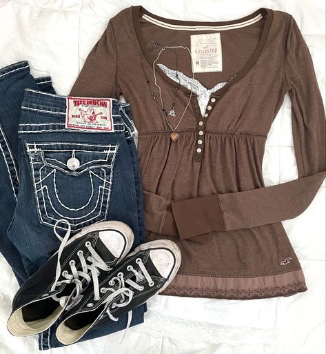 Plus Size Elena Gilbert Outfits, Early 2000s Fashion Rory Gilmore, Fall Outfit Inspo Y2k, Brown Babydoll Top, Vampire Diaries Outfits Aesthetic, Vintage Hollister Outfits, Y2k Twilight Aesthetic Outfits, Bella Swan Tops, Twilight Themed Outfits