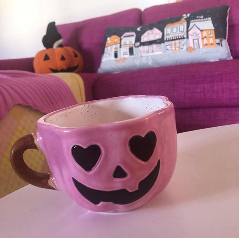 Ceramic Art Halloween, Cute Mug Ideas, Halloween Pottery Ideas, Halloween Ceramics Ideas, Spooky Mugs, Halloween Ceramics, Pink Mugs, Autumn Handmade, Pink Mug