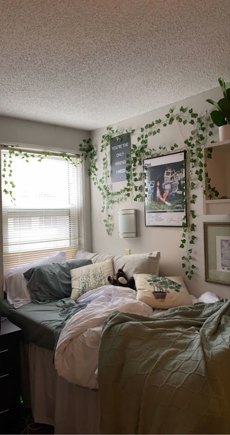 College Dorm Room Ideas Nature, Dorm Room Ideas Green And White, Olive Green Dorm Room, Cute Single Dorm Room Ideas, Nature Dorm Room Aesthetic, Cozy Green Dorm Room, Green Dorm Room Ideas Minimalist, College Dorm Room Ideas Luxury, Dorm Aesthetic Green