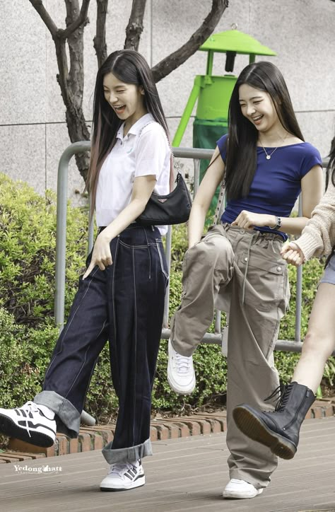 Yeji And Lia, Oufits Casual, New Jeans Style, Couple Outfits, Kpop Outfits, Korean Outfits, Casual Style Outfits, Pop Fashion, Fashion Pictures