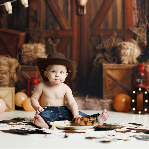 When you're a meat and potatoes kind of guy, you get a steak smash instead of a cake smash! The cutest little cowboy celebrated his first birthday with the most epic steak and potatoes! Steak Smash, Cowboy First Birthday, Cowboy Themed Birthday Party, Steak And Potatoes, Boys First Birthday Cake, Bday Pics, Smash Photoshoot, Cowboy Cakes, Cake Smash Theme