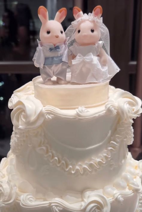 Calico Critters Wedding, Abba Tattoo, Eating Routine, My Dream Wedding, Family Cake, Calico Critters Families, 2025 Wedding, Dream Wedding Cake, Calico Critters