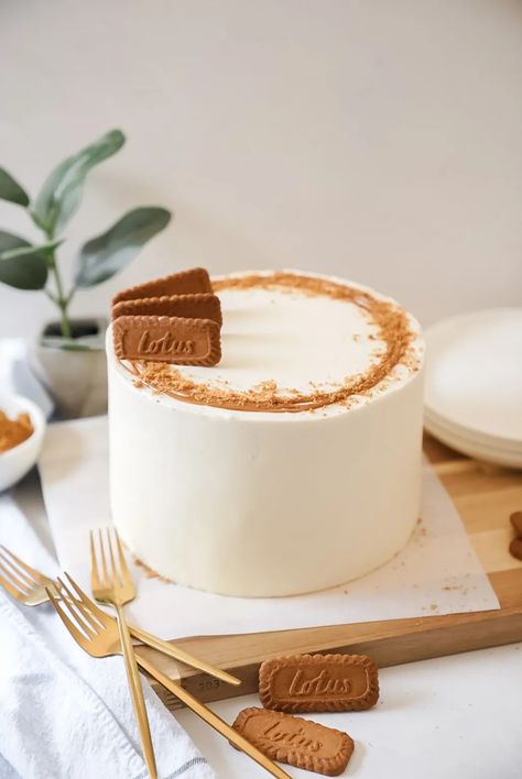 Cake Designs Inspiration, Biscoff Cake Aesthetic, Lotus Biscoff Cake Recipe, Biscoff Wedding Cake, Less Cream Cake Design, Biscoff Cake Design, Lotus Biscoff Cake Design, Fine Go Cake, Biscoff Cake Decoration