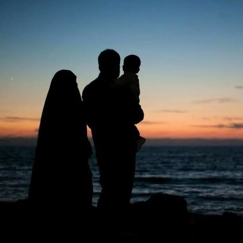 Photo Islam, Muslim Photos, Islamic Couple, Beautiful Beach Pictures, Beautiful Night Images, Muslim Family, Muslim Couple Photography, Beautiful Scenery Pictures, Muslim Pictures