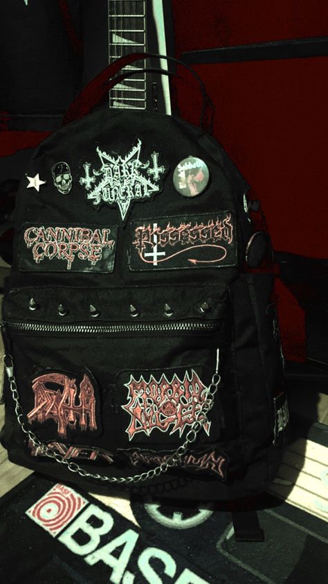 Goth Backpack Diy, Backpack Patches Ideas, Battle Backpack, Metalhead Backpack, Alt Backpack, Emo Backpack, Diy Backpack Decoration, Emo Bag, Punk Backpack