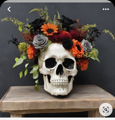 Dried Flowers Halloween, Skull Wedding Table Decorations, Dark Spooky Wedding, Halloween Fresh Flower Arrangements, Floral Skull Decor, Spooky Centerpiece Ideas, Spooky Centerpieces Wedding, Skull Floral Arrangement, Halloween Flowers Arrangements