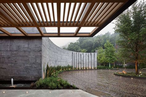 Casa RO by Bernardo Pozas Residential Design Outdoor Lobby Design, Hotel Driveway Entrance, Resort Entrance Design, Residential Lobby Design, Mansion Entrance, Canopy Entrance, Parking Lot Architecture, Residential Entrance, Forest Resort