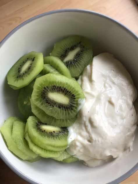 kiwi and yoghurt is actually pretty nice #healthy #food #kiwi #fruit #breakfast Low Calorie Snacks Healthy, Healthy Pretty Food, Kiwi Breakfast, Low Fodmap Foods, Low Fodmap Fruits, Pretty Breakfast, Better Gut Health, Fodmap Foods, Snack Healthy