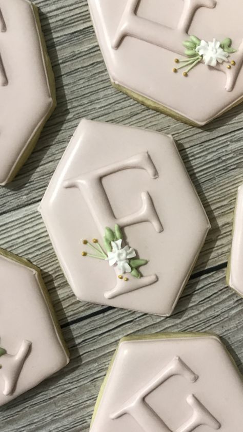 Cookies With Initials Wedding, Alphabet Cookies Decorated, Monogram Decorated Cookies, Wedding Monogram Cookies, Pearl Cookies Decorated, Letter Cookies Decorated, Galletas Aesthetic, Initial Cookies, Name Cookies