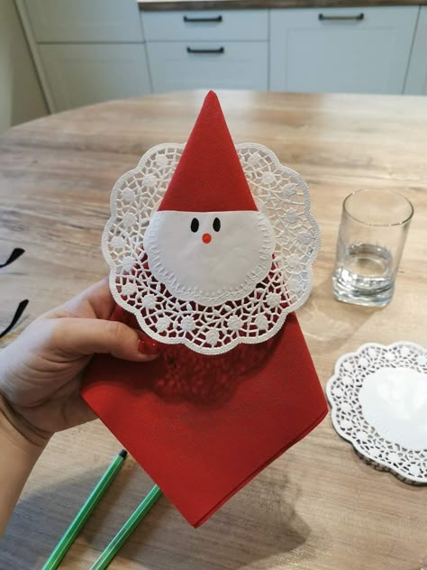 Xmas Table Decorations, Handmade Christmas Crafts, Christmas Napkins, Xmas Ideas, Christmas Tablescapes, Christmas Ornament Crafts, Christmas Crafts Decorations, Christmas Centerpieces, Christmas Gift Wrapping