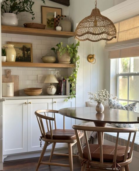 {FEATURE} I love this cute little dining nook! That pendant light is adorable and I love the built in bench! Design: @hartley_home . . . Follow along @audreycrispinteriors for more interior design inspo! . . . . . . . . . . . #doingneutralright #modernfarmhouse #apartmenttherapy #theeverygirlathome #showemyourstyled #inmydomaine #cljsquad #smmakelifebeautiful #hometohave #simplystyleyourspace #currentdesignsituation #pocketofmyhome #howyouhome #makehomeyours #makehomematter #sodomino #IDCO... Open Shelving Breakfast Nook, Floating Shelves Breakfast Nook, Breakfast Nook Shelves, Breakfast Nook Built In, Kitchen Table Nook, Corner Dining Nook, Built In Breakfast Nook, Dining Nooks, Kitchen Nooks