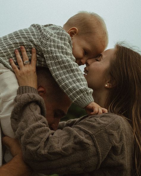 Family sessions near the ocean is always a YES for me 🌊 Authentic Family Photos, Winter Beach Family Photos, Moody Family Photos, Baby Aesthetics, Family Photo Baby, Family Beach Photoshoot, Family Beach Session, Fam Photos, Beach Winter