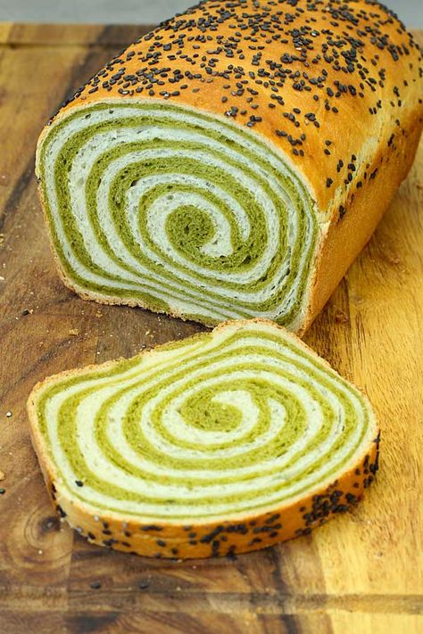 Breaded Bread, Matcha Bread, Swirl Bread Recipe, Make Matcha, Verde Matcha, How To Make Matcha, Swirl Bread, Green Tea Recipes, Bread Art