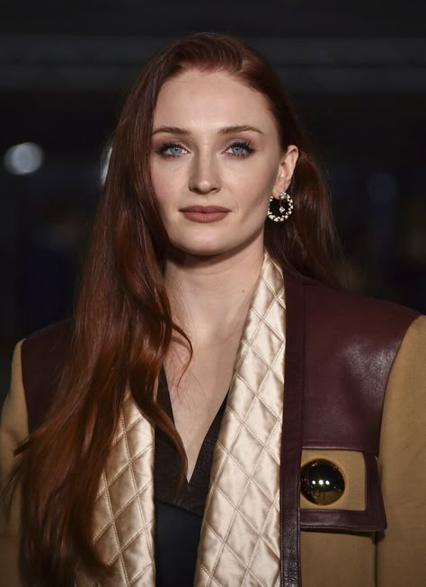 Sophie Turner Redhead, Sophie Turner Makeup, Acotar Cast, Acotar Fancast, Sophia Turner, Bangs With Medium Hair, Super Short Hair, Sansa Stark, Redhead Beauty