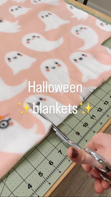 Halloween Knot Blanket, Halloween Fleece Blanket Diy, Tie Blankets Fleece Halloween, Tie Blanket Measurements, Halloween Tie Blankets, Halloween Blanket Diy, Tie Knot Blanket Ideas, Tie Blankets Fleece Ideas, How To Make A Tie Blanket